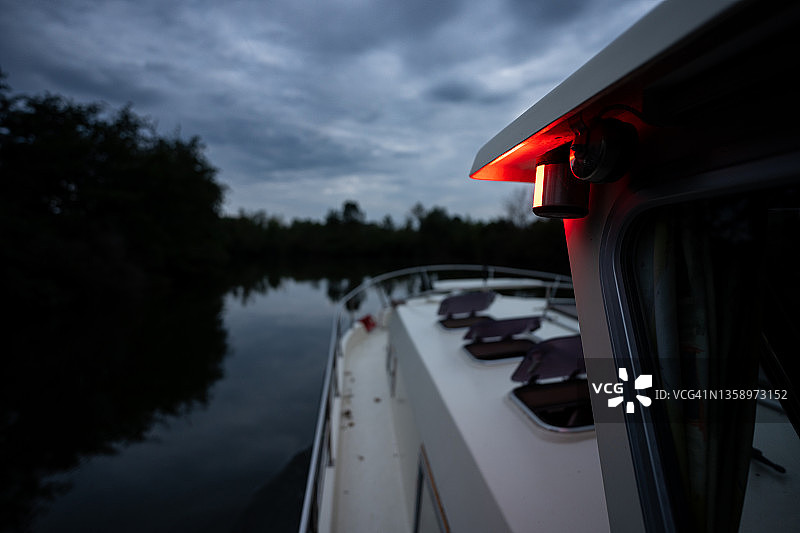 黎明时分在塞耶河上航行的小驳船图片素材