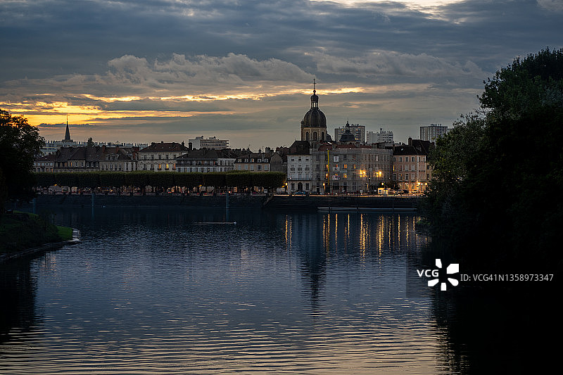 索恩河畔沙隆的暴风云倒影图片素材