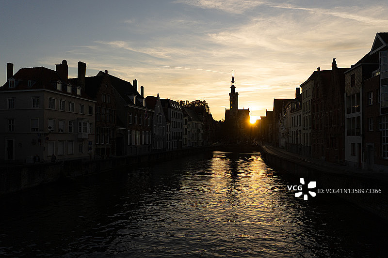 布鲁日中世纪斯皮格莱运河的日落图片素材