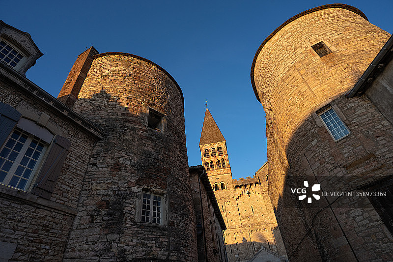 仰望图尔尼圣菲利伯教堂的尖顶和圆形石 building图片素材