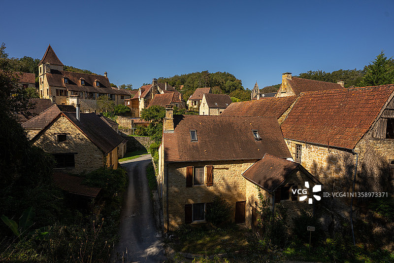 艾拉克村庄中一条穿过迷人石屋的单车道图片素材