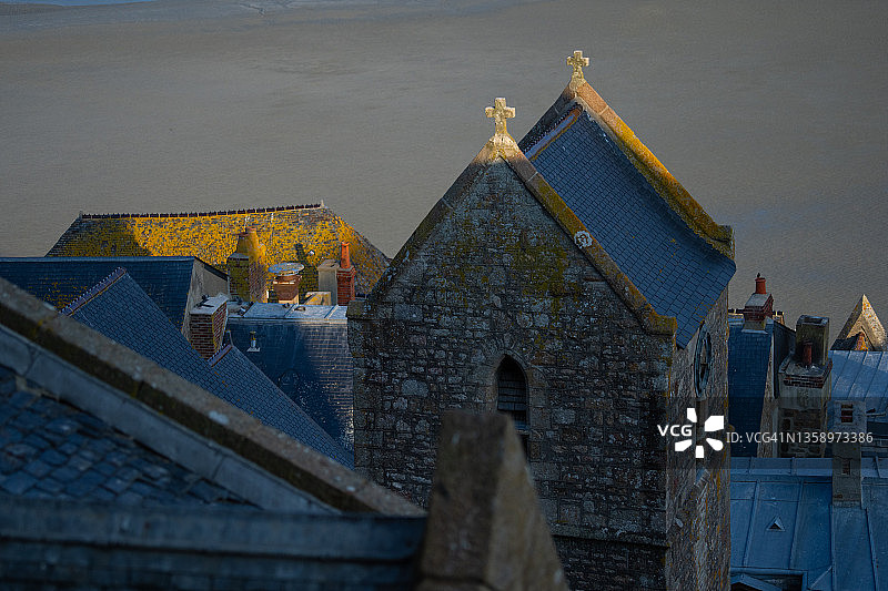 黎明时圣米歇尔山村庄的屋顶图片素材