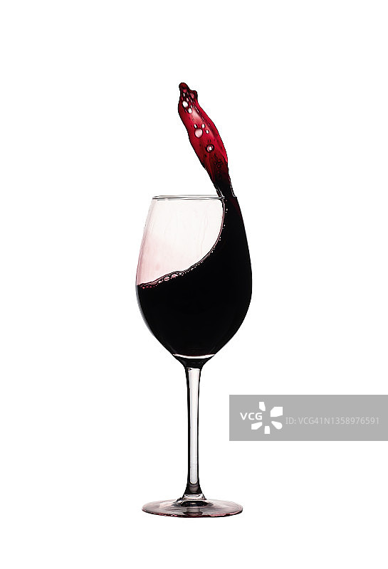 白色背景前玻璃杯中飞溅的红酒图片素材