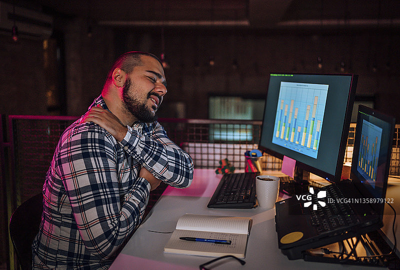 男子工作时肩膀疼痛图片素材