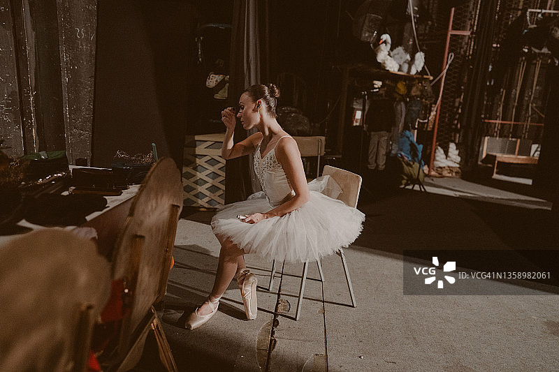 芭蕾舞演员在做舞台妆图片素材
