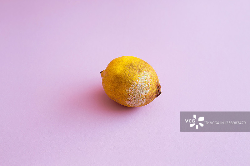 紫色背景上发霉的柠檬图片素材