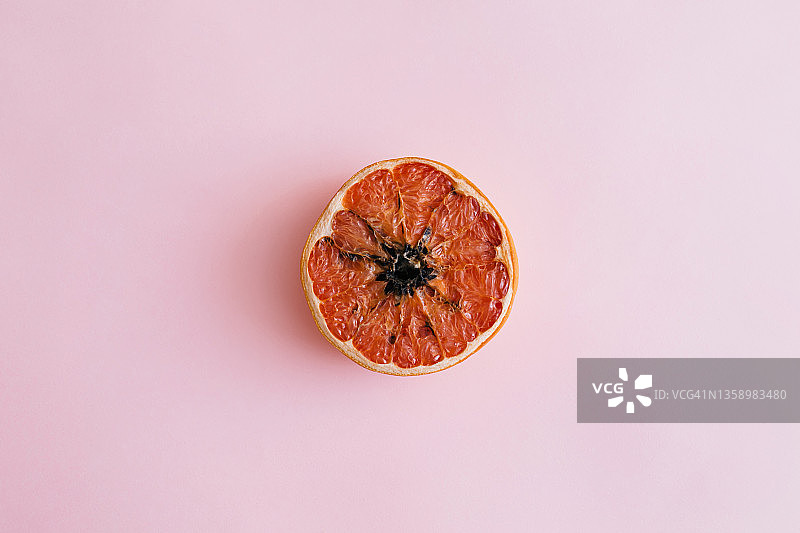 粉色背景上发霉的西柚图片素材