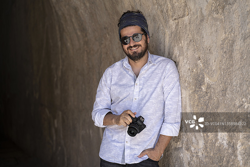 男游客摄影师在土耳其安塔利亚阿斯潘多斯圆形剧场拍照图片素材