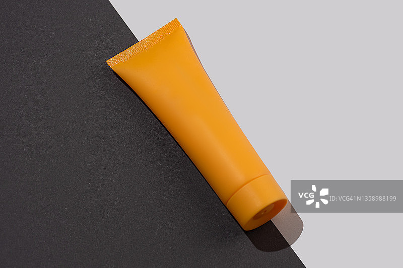 灰色和白色背景上的橙色有机保湿面霜或护手霜润肤霜图片素材