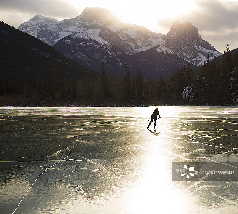 冬季滑冰的女人图片素材
