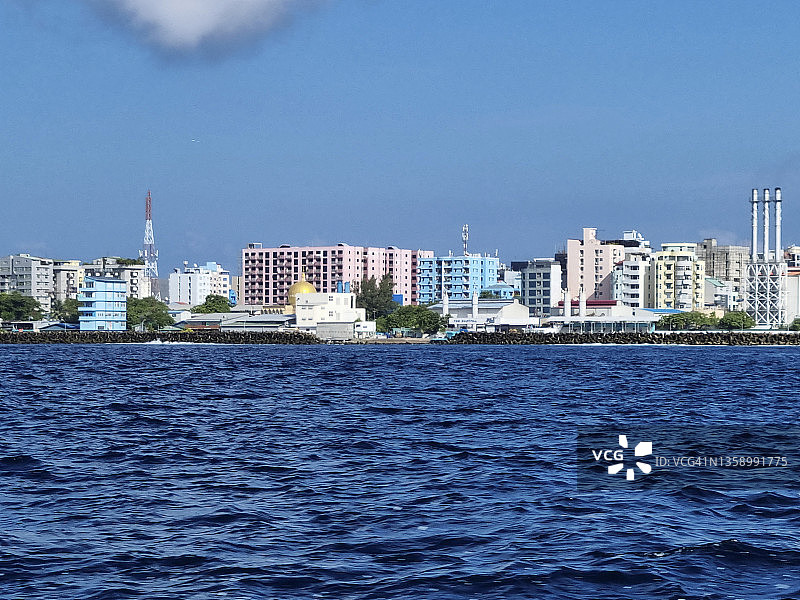 从船上看到的马尔代夫首都马累的男人图片素材