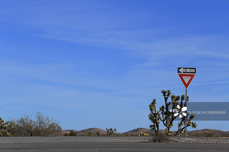 单行道标志位于让行标志之上图片素材