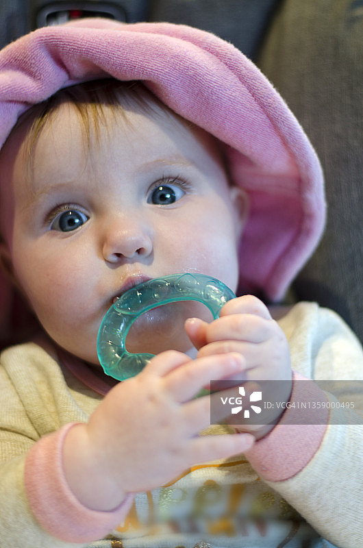 拿着磨牙玩具的婴儿图片素材