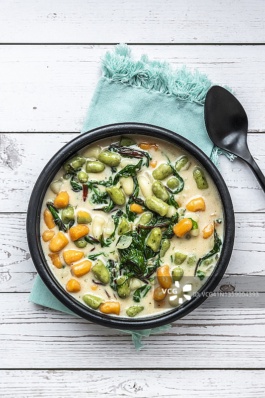 一碗五彩小土豆面疙瘩配甜菜图片素材