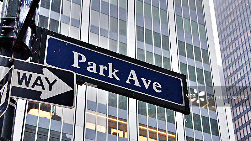 公园大道标志和豪华建筑背景图片素材