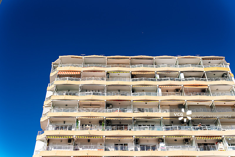 西班牙海岸典型的住宅楼图片素材