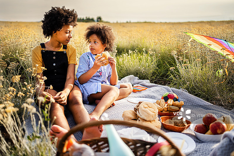 姐妹俩在田野里度过美好时光图片素材
