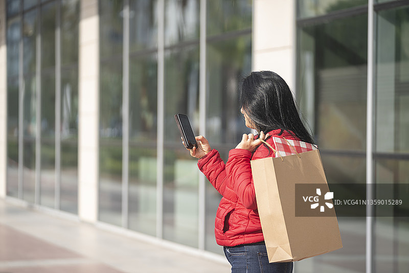 中年妇女在户外购买圣诞商品的照片图片素材