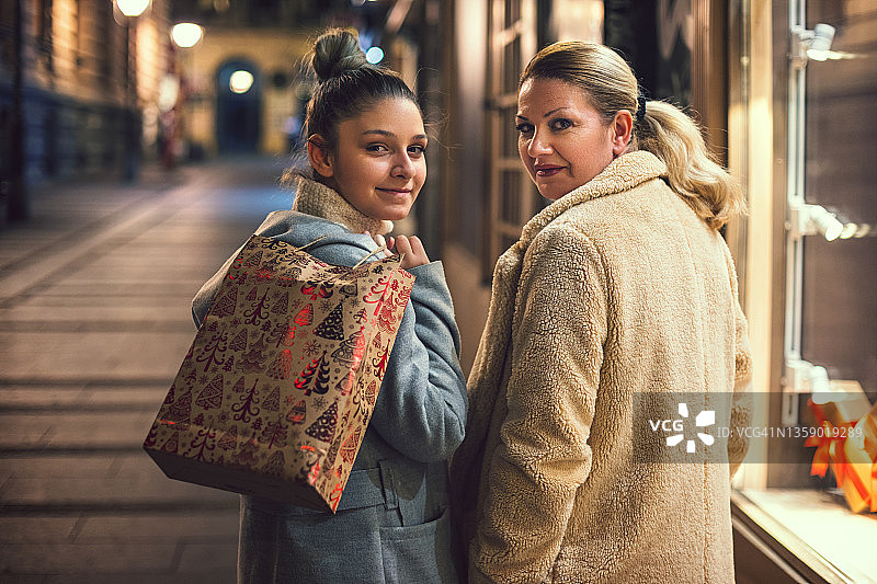 家庭购买圣诞礼物图片素材