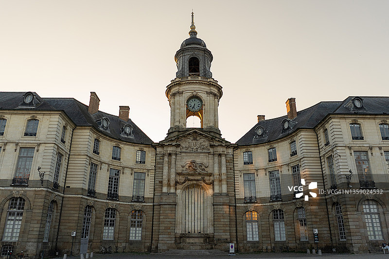 带弧形墙壁和钟楼的市政厅图片素材