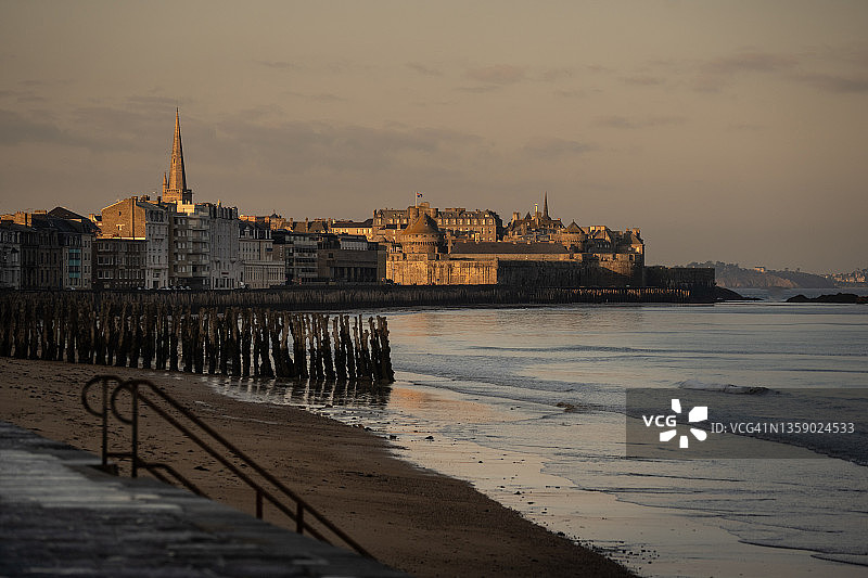 从肖杜锡永看圣马洛古城图片素材
