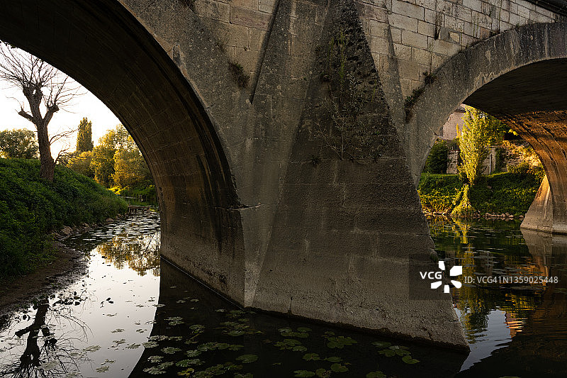 凡尔登小杜河上的桥梁图片素材