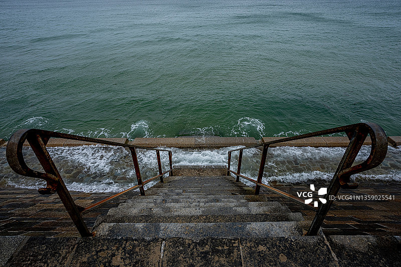 俯瞰海堤上的陡峭楼梯和涨潮的海水图片素材