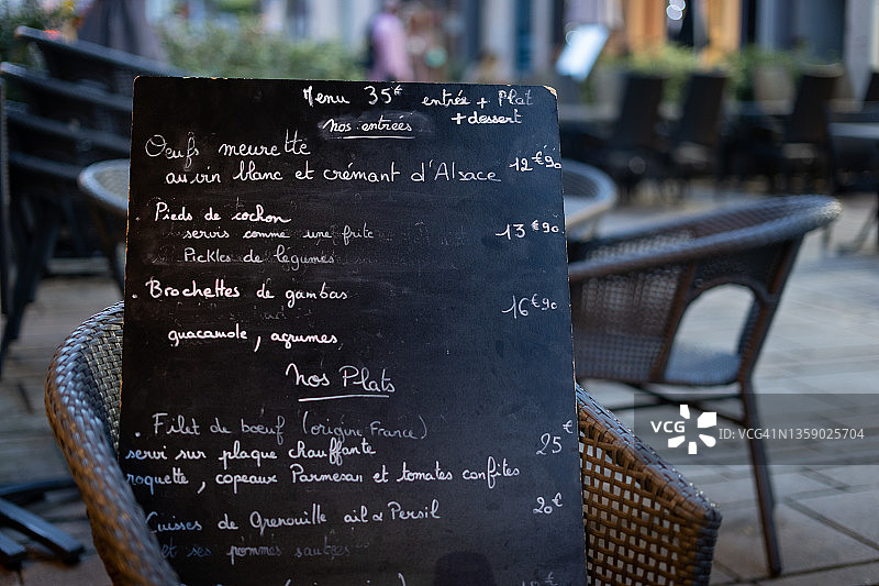 法国餐厅咖啡椅上的黑板菜单图片素材