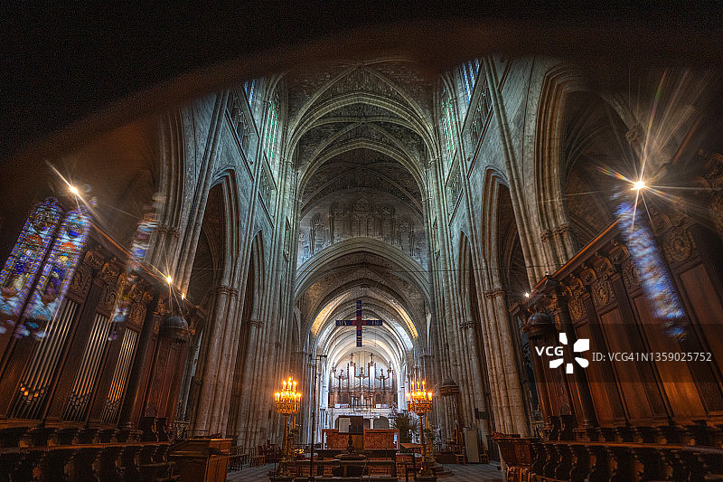 透过祭坛后的窗户观察图片素材