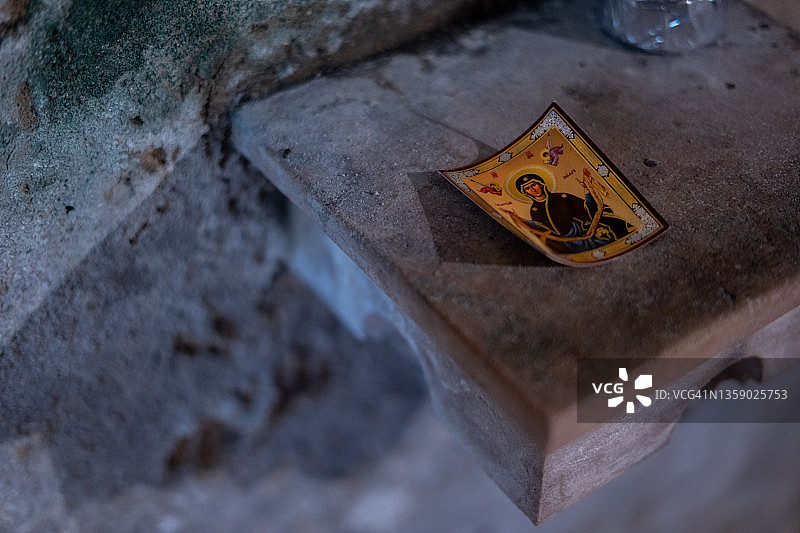 法国图尔尼圣菲利贝尔教堂内展示的圣卡片图片素材