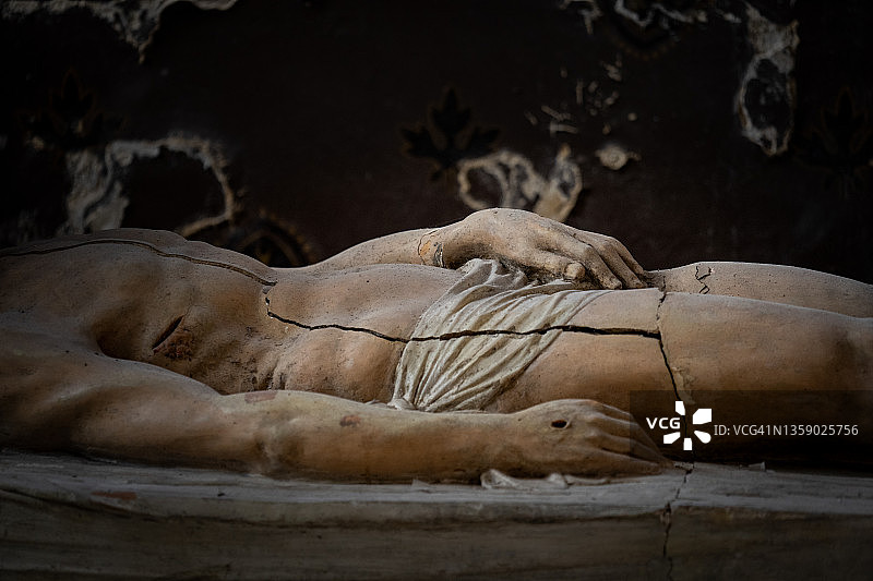 坎佩尔大教堂中抓住腹股沟的耶稣雕像图片素材