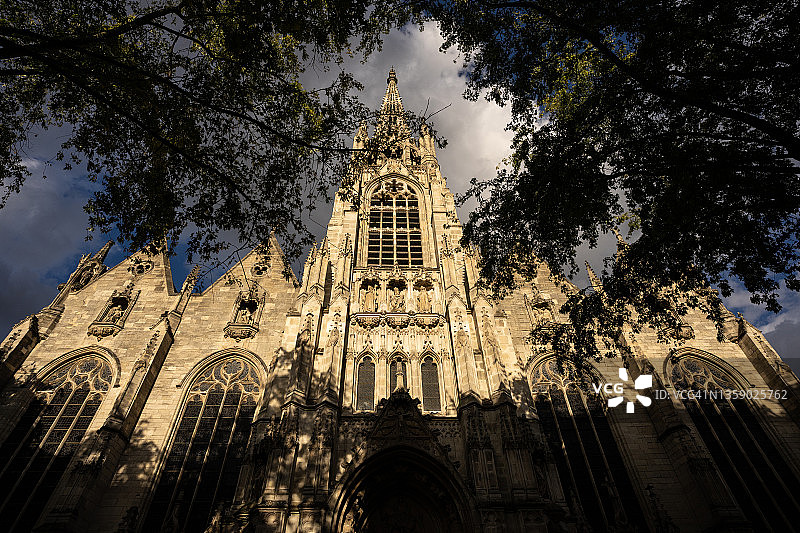 法国里尔的圣莫里斯天主教堂图片素材
