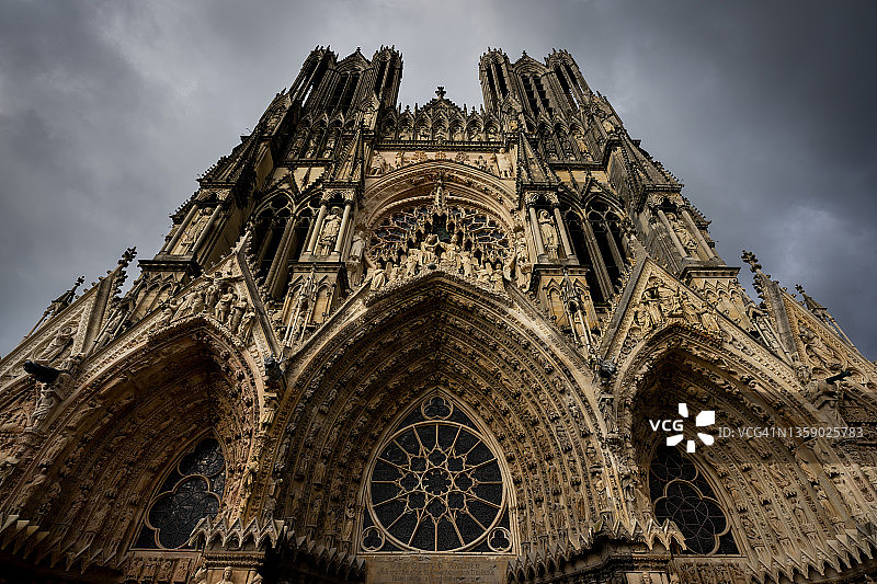 阴天下的兰斯大教堂图片素材