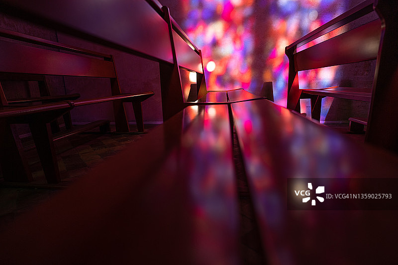 彩色玻璃窗阳光下的教堂长椅图片素材