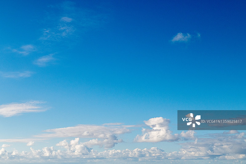 蓝天上的白云图片素材