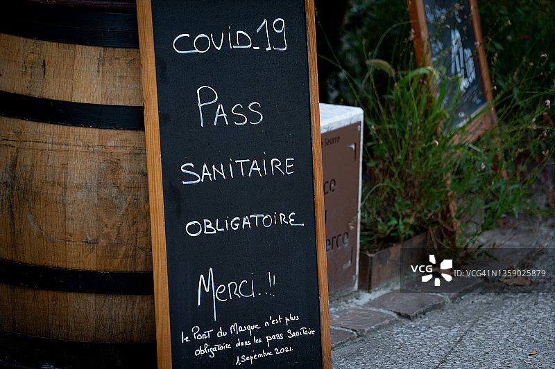 手写标志，要求提供疫苗接种证明Passe Sanitaire二维码才能进入图片素材