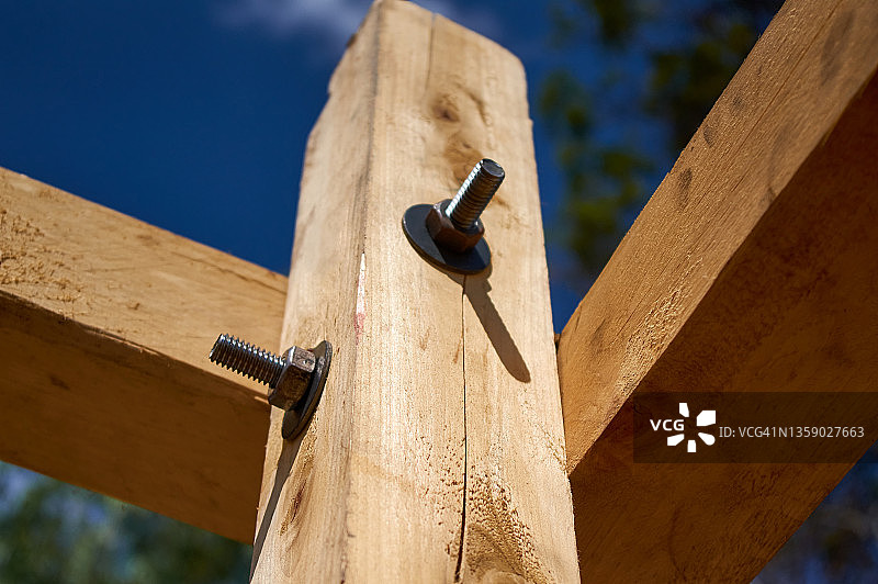 木工接头上的螺母和螺栓图片素材