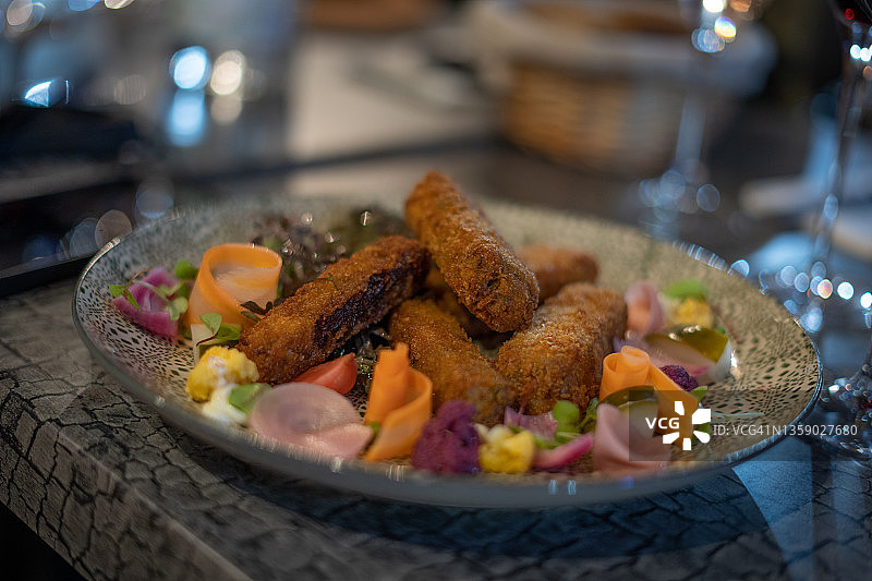 炸玉米饼（玉米粥，奶酪）小盘餐的特写图片素材