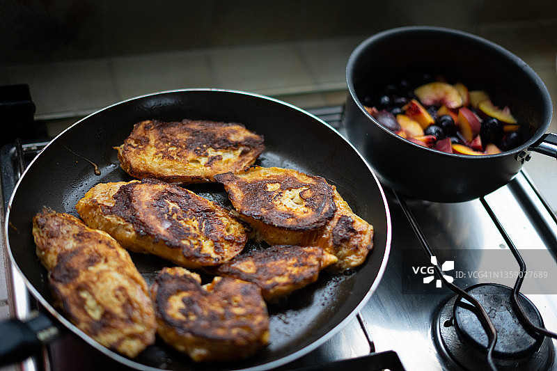 炉灶上烹饪的法式吐司图片素材