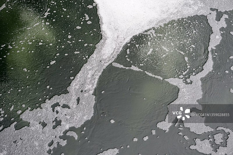 曝气池中的气泡图片素材