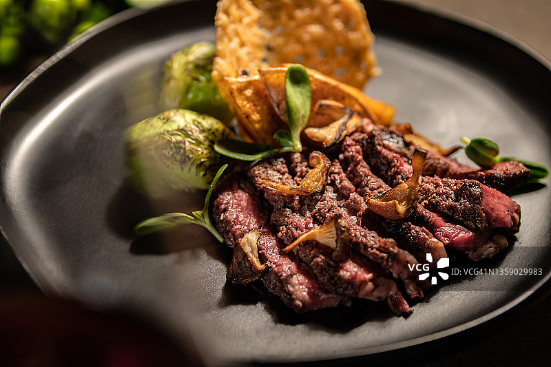 半熟牛肉片与蔬菜图片素材