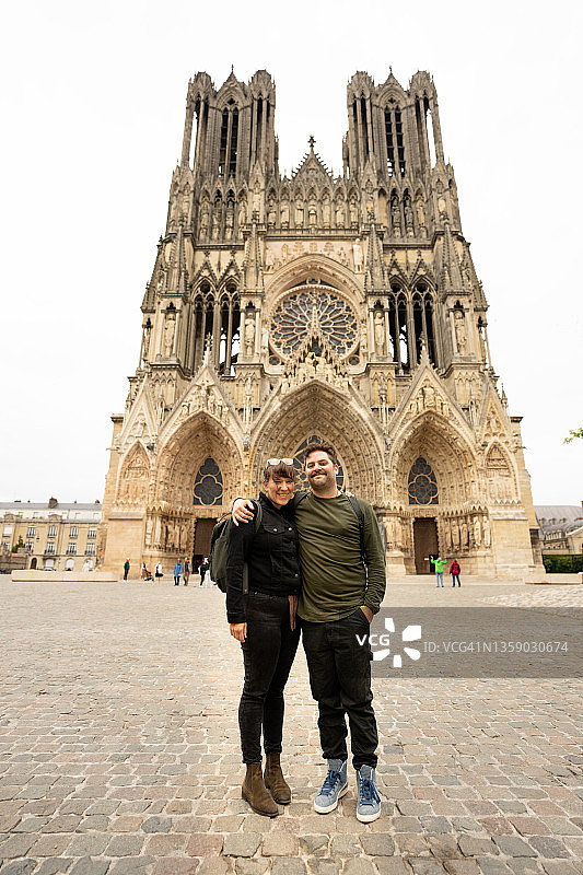 一对情侣在哥特式教堂前合影图片素材
