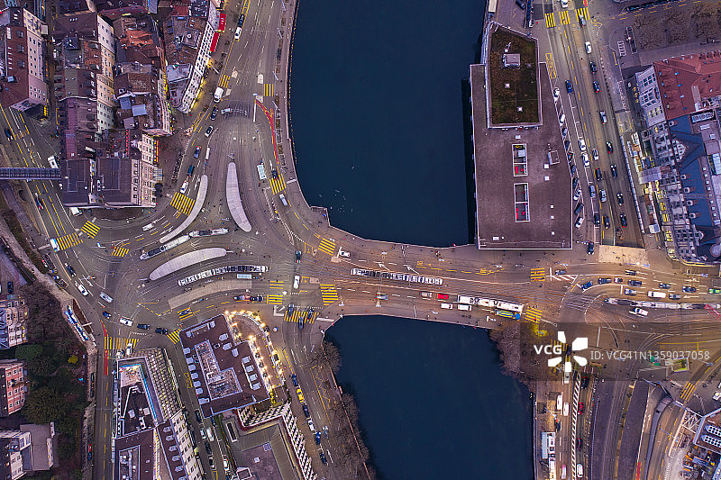 苏黎世市中心火车站桥的夜景鸟瞰图图片素材