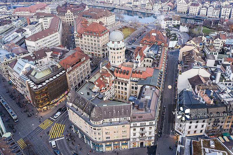 苏黎世市中心传统建筑的无人机航拍图片素材