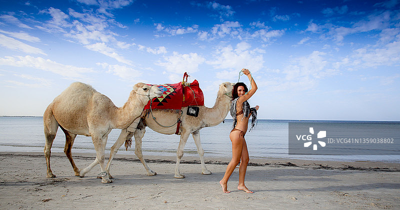 与骆驼同行的女人图片素材