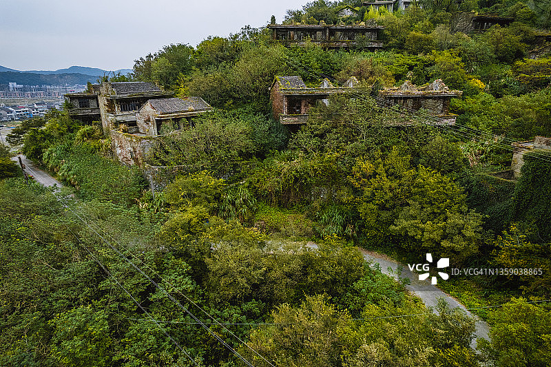 中国浙江舟山山上的废弃村屋图片素材