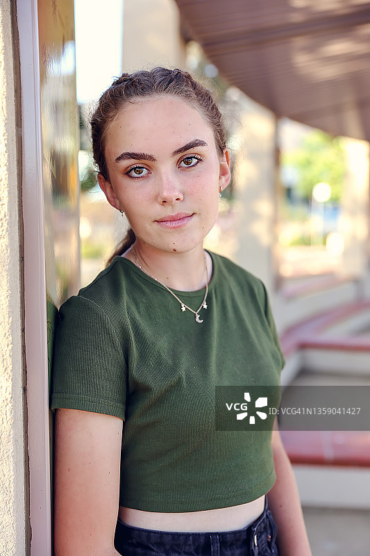 穿着绿色衬衫的少女肖像照图片素材