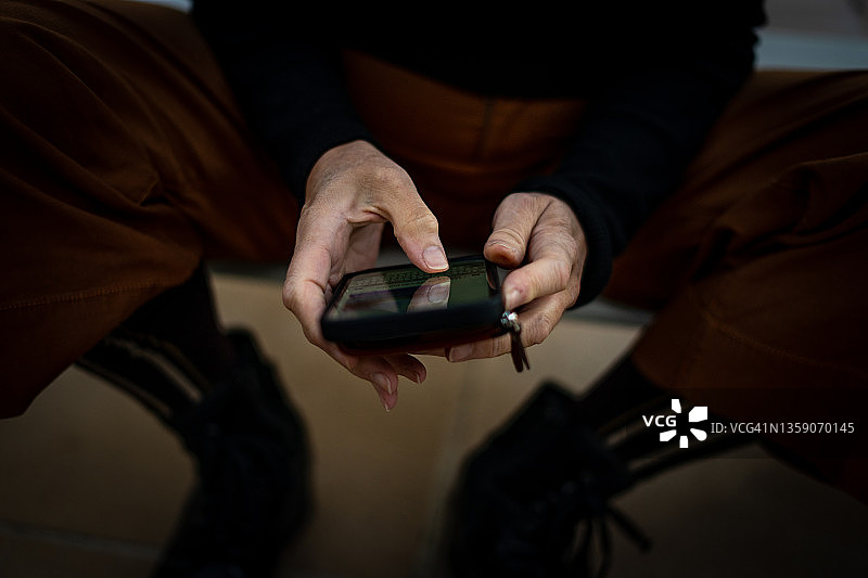 使用手机的手部特写图片素材