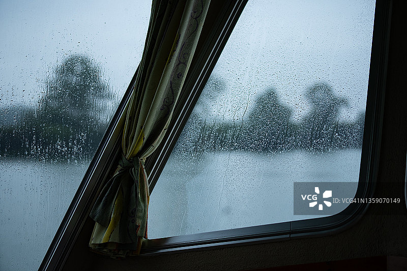 望向有雨滴的窗外图片素材