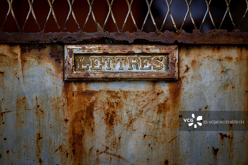 信件和邮件的邮箱投递口，生锈的旧门图片素材